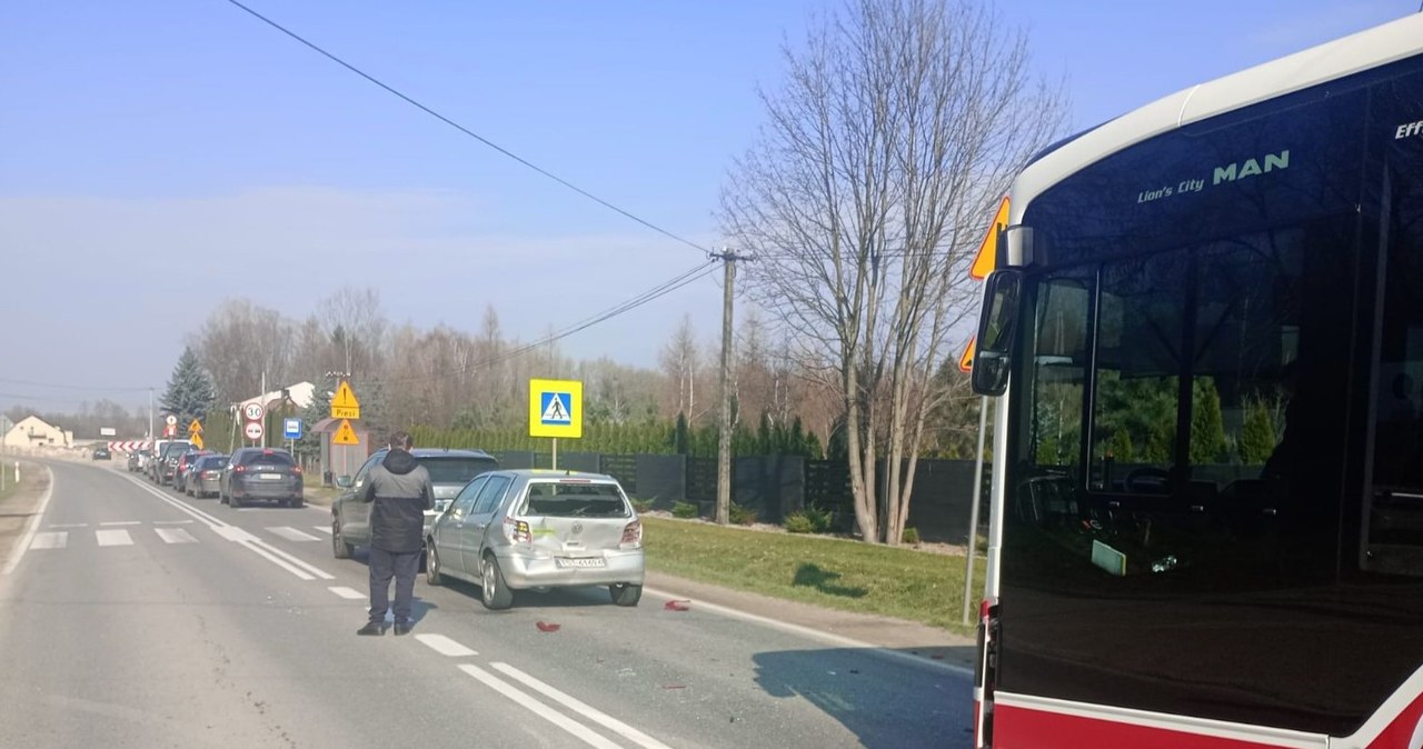 Wypadek w Wąchocku. Autobus uderzył w osobówki