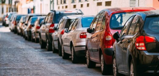 Wielkanocne dylematy. Jak katolik powinien pod kościołem parkować w święta?