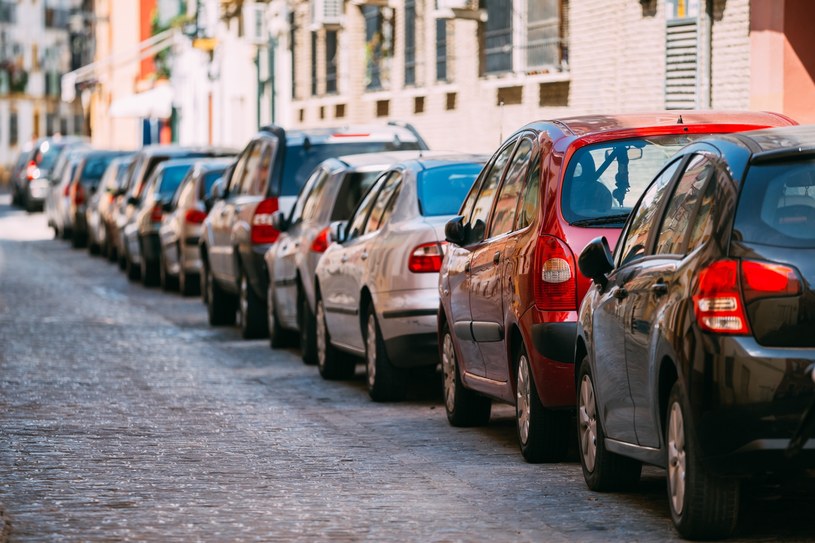 Wielkanocne dylematy. Jak katolik powinien pod kościołem parkować w święta?