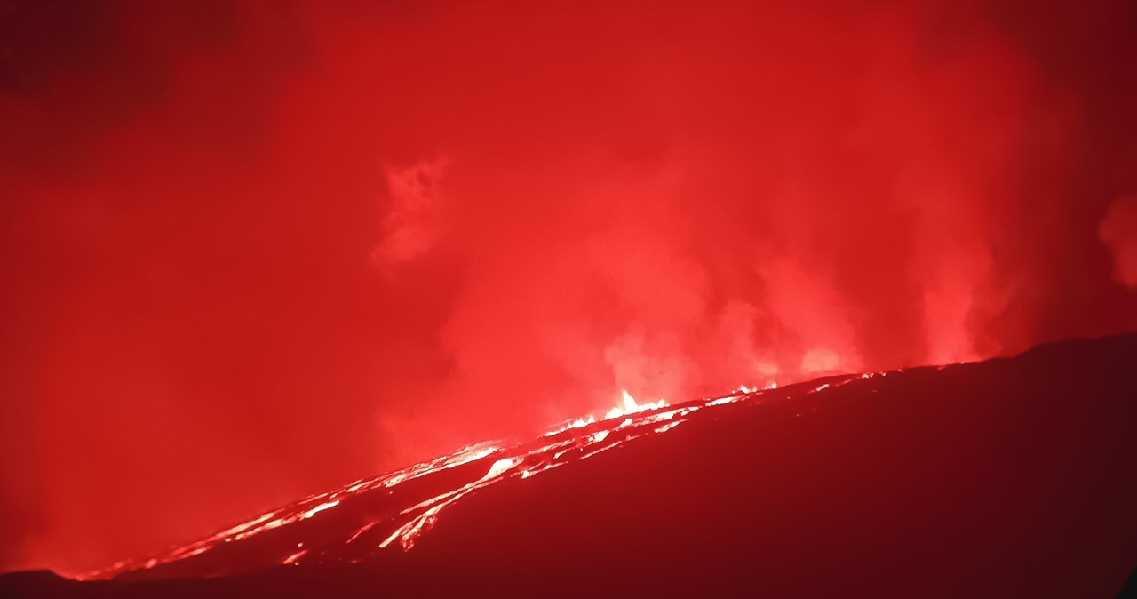 Erupcja wulkanu na Wyspach Galapagos. Największa od lat