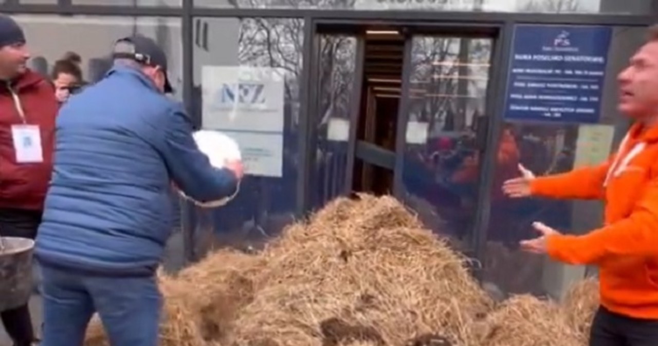Bele słomy i obornik przed biurami polityków w Białymstoku