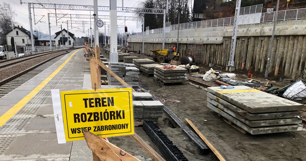 Zapadnięty peron na stacji w Zakopanem. Trwa naprawa