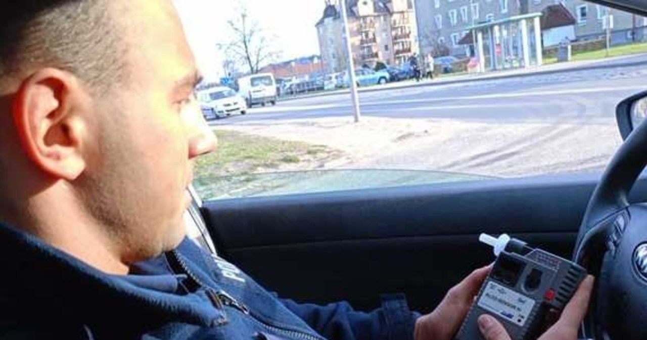 W drodze po piwo staranował paczkomat