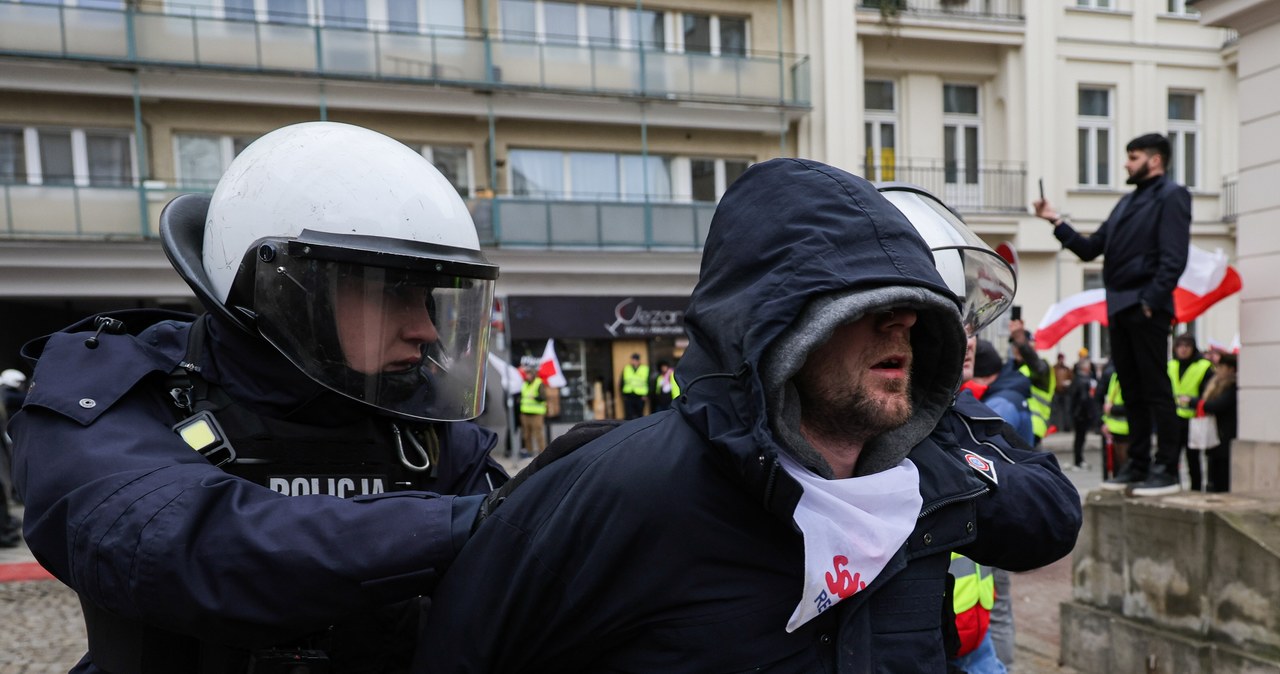 Policja gazem w rolników. PiS oburzony, Kierwiński mówi o prowokatorach
