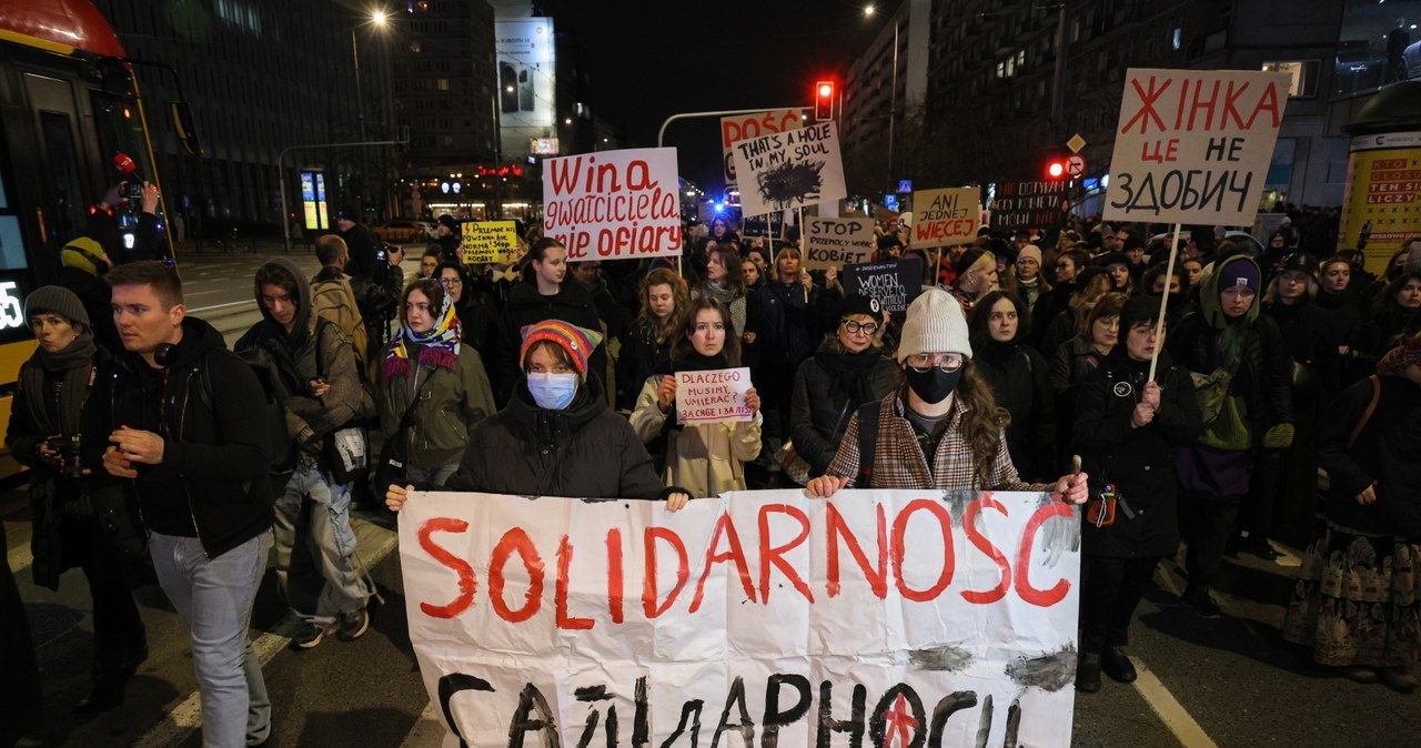 „Przepraszam Cię Lizo, że byłaś z tym sama”. Marsz pamięci w Warszawie