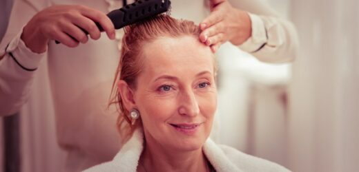 Pixie cut – fryzura idealna dla 60-latek. Pasuje do każdej twarzy