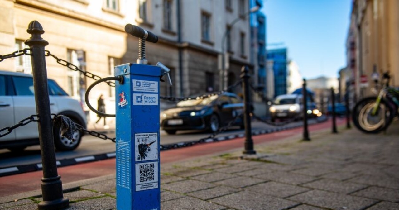 Na krakowskie ulice wracają stacje naprawy rowerów