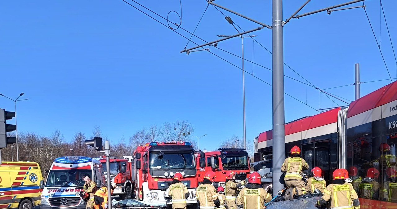 Samochód zakleszczył się pomiędzy słupem a tramwajem