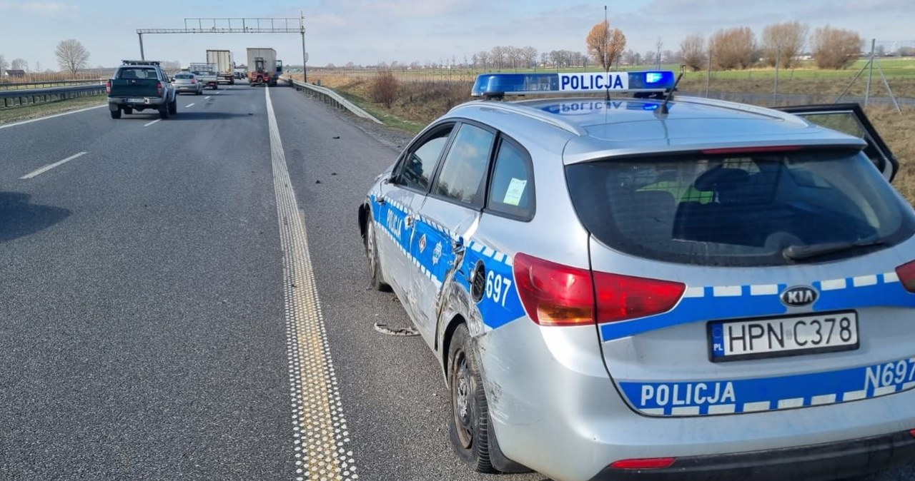 Ciężarówka uderzyła w radiowóz na S7. Poszkodowana policjantka