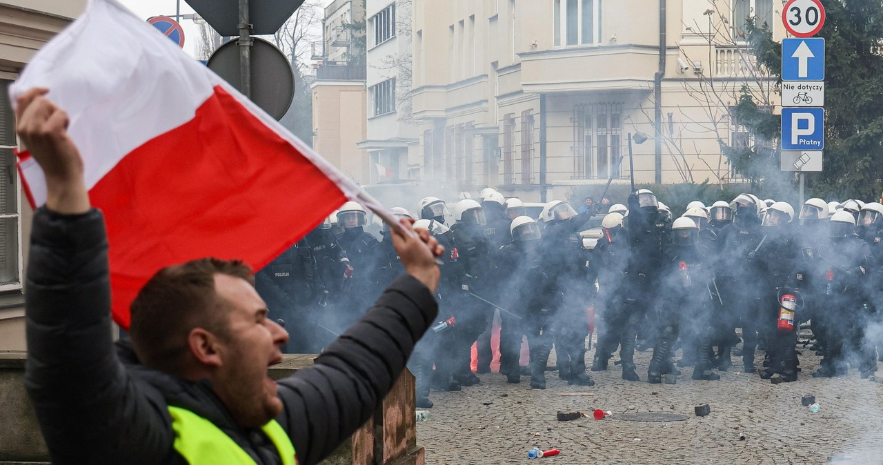 Policjant rzucił czymś w rolników. Jest postępowanie wewnętrzne