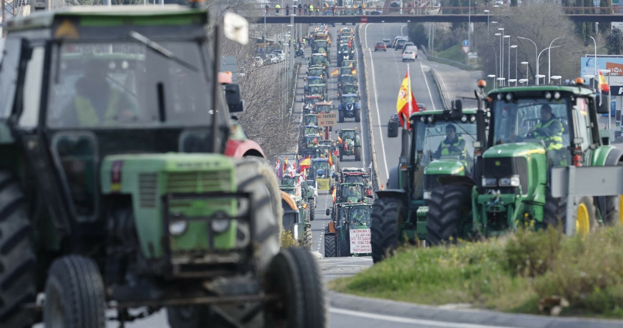Protesty rolników w Hiszpanii. Blokują drogi i rozdają żywność