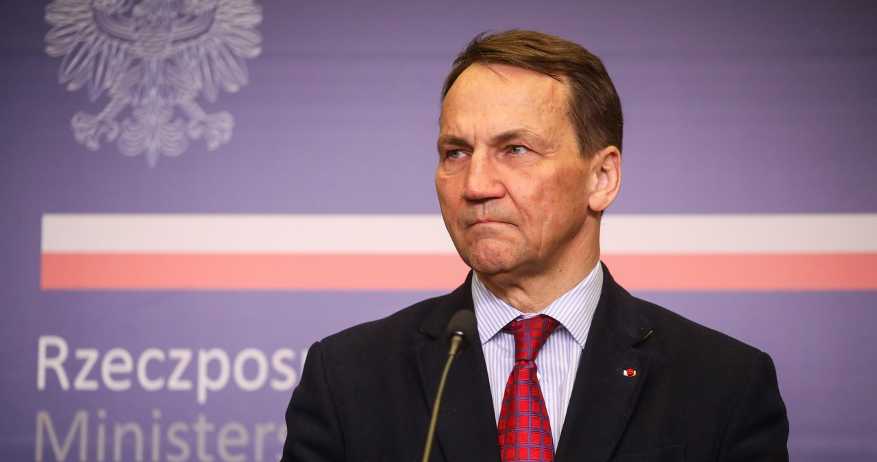 Sikorski zdecydował: 50 ambasadorów do odwołania. Co na to prezydent?
