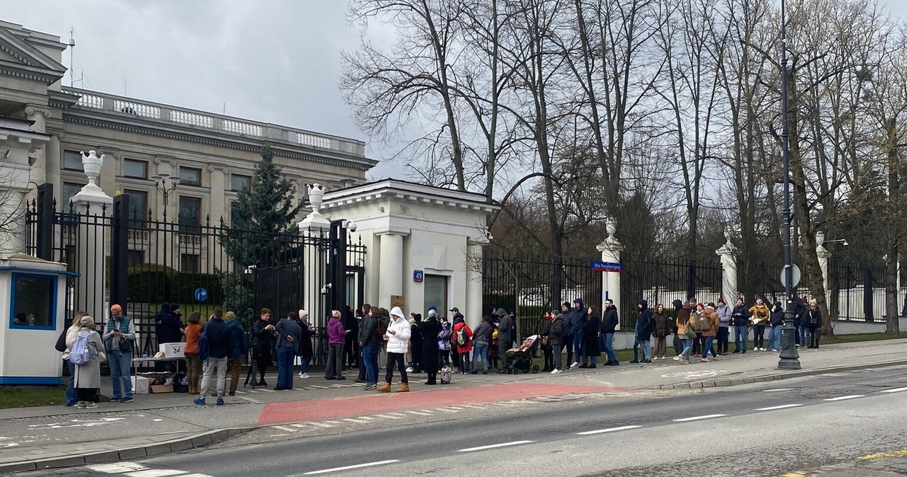 „W południe przeciwko Putinowi”. Akcja przed ambasadą Rosji w Warszawie