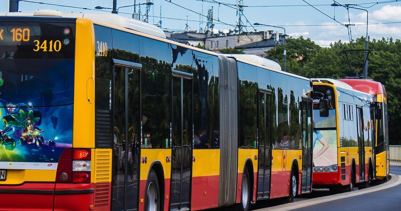 Ostrzelane autobusy w stolicy. Policja zatrzymała pięciu nastolatków