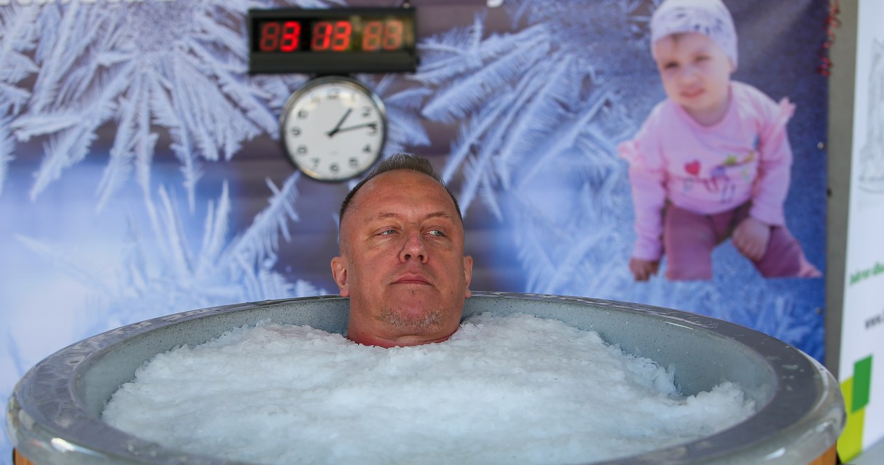 Spędził ponad sześć godzin w lodzie. Cel był szczytny