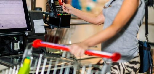 Do kasy samoobsługowej tylko za dodatkową opłatą. Czeka nas sklepowa rewolucja?