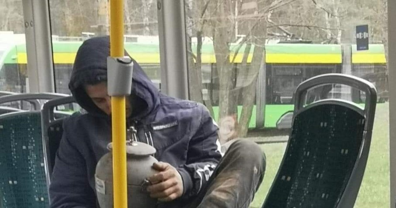 Pijany mężczyzna podróżował tramwajem z urną z prochami swojego ojca