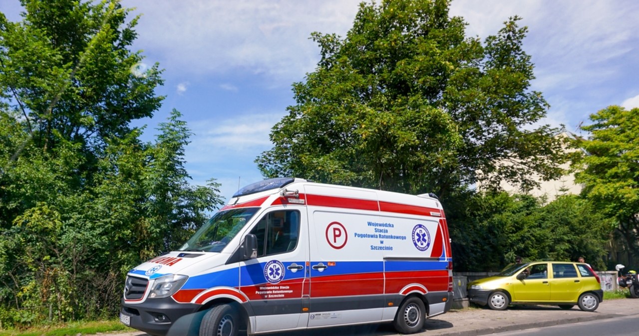 Szczecin: Zderzenie karetki z samochodem osobowym. Dwie osoby ranne