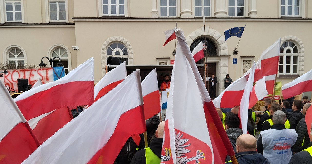 Rolnicy protestowali przed Urzędem Wojewódzkim