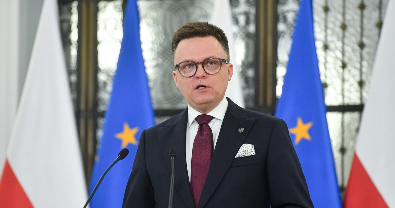 Media: Protestujący rolnicy rozrzucili obornik przed domem Hołowni