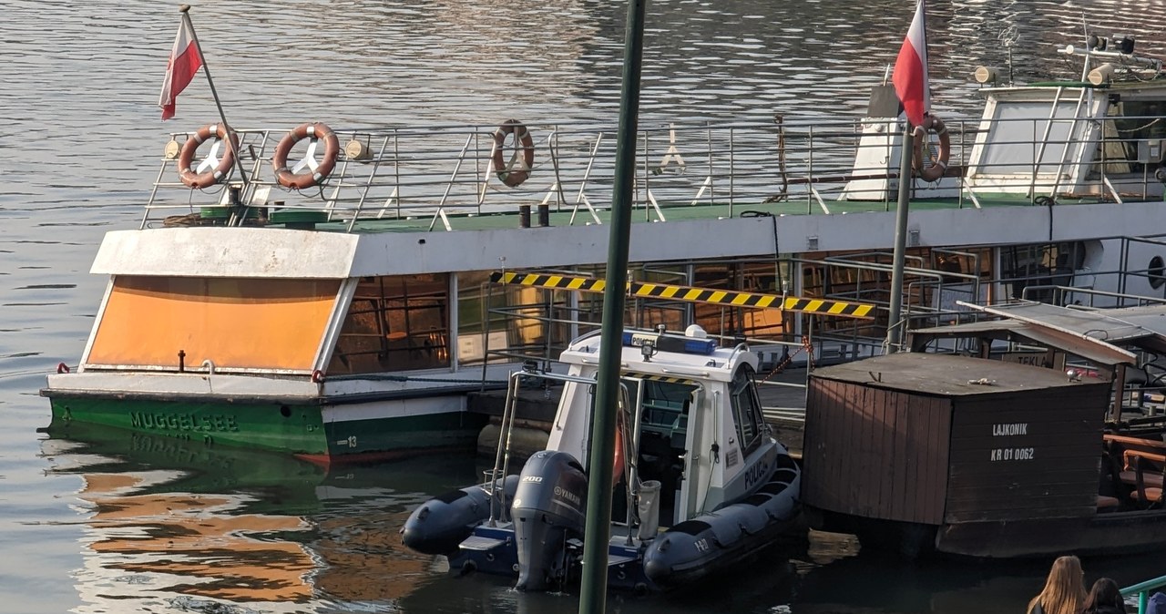 Akcja strażaków na Wiśle w Krakowie. Wypompowują wodę z uszkodzonej barki