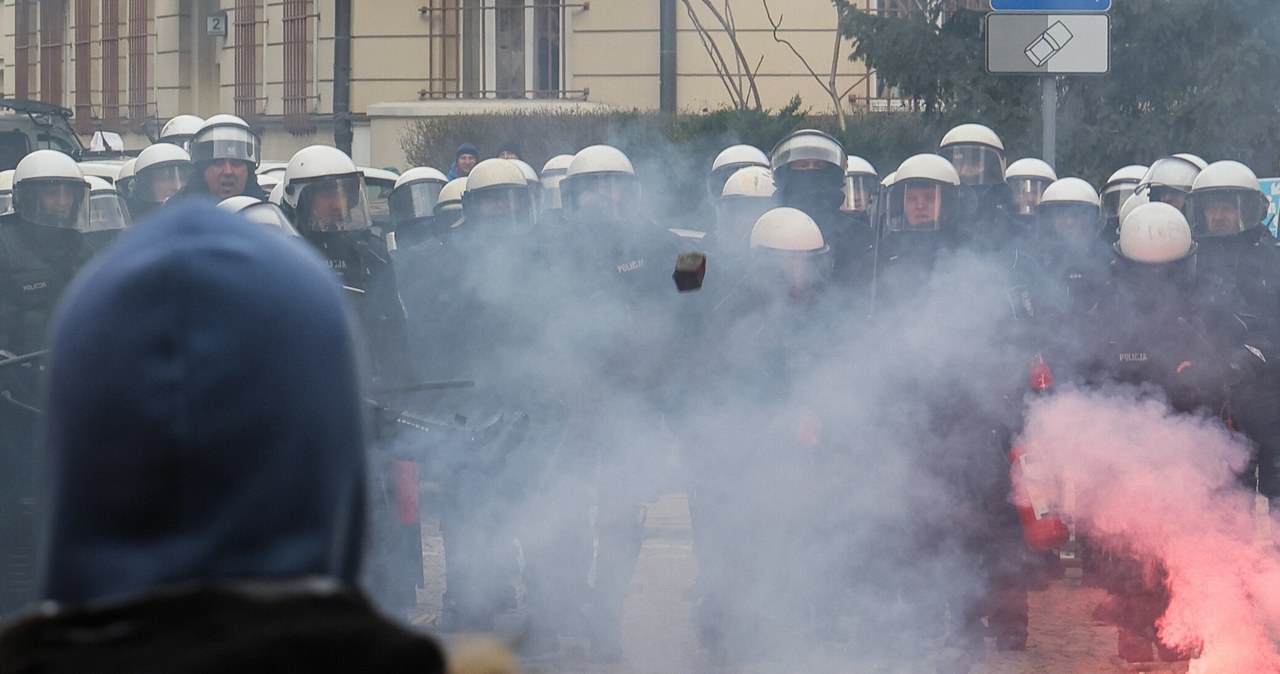 Rzucił czymś w protestujących rolników. Jest kara dla policjanta