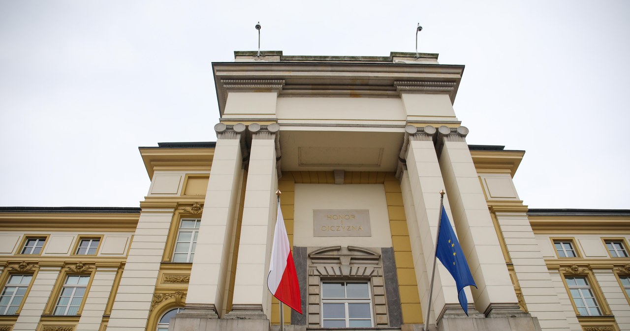 Rząd likwiduje stanowiska ponad 30 pełnomocników. Jak to uzasadnia?