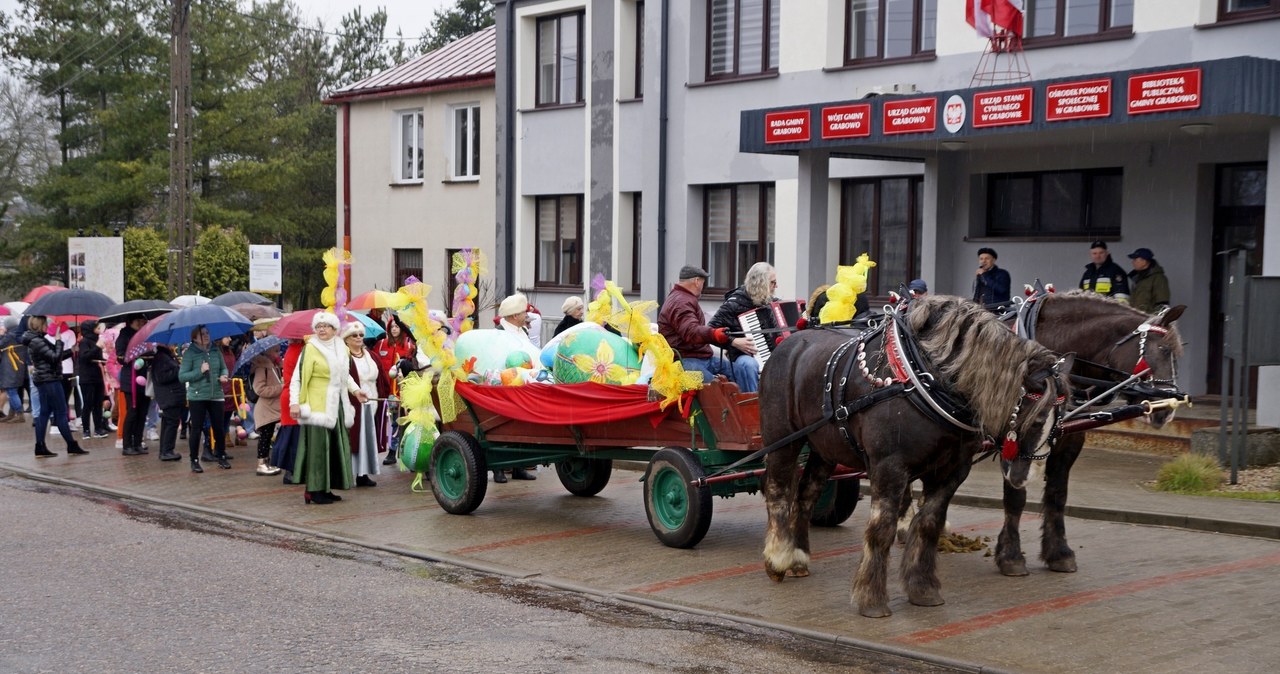Pisanki giganty, czyli Wielki Korowód Pisankowy w Grabowie