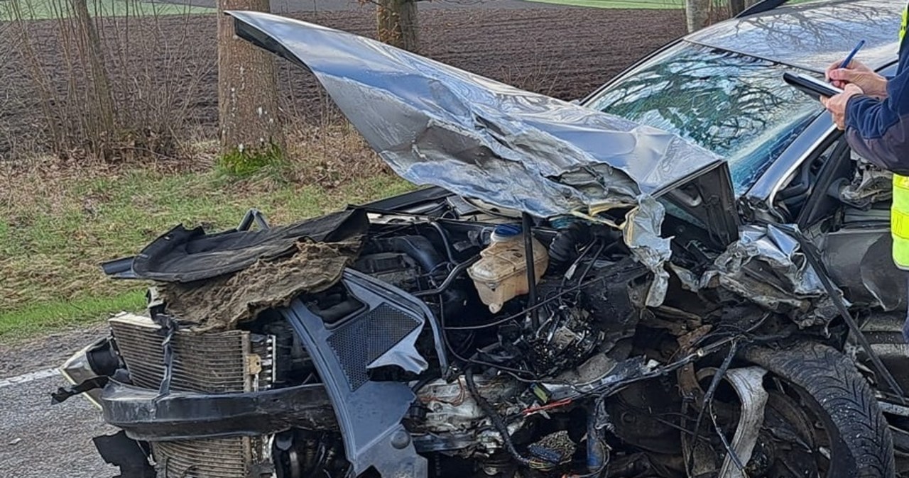 Czołowe zderzenie w Pomorskiem. Nie żyje jedna osoba, dwie są ranne