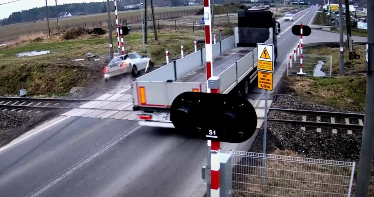 Kierowca bmw wyprzedzał na przejeździe kolejowym. Wjechał w rogatkę
