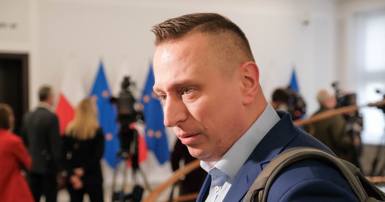 Skrzynka z obornikiem przed biurem Brejzy. Zostawili ją rolnicy