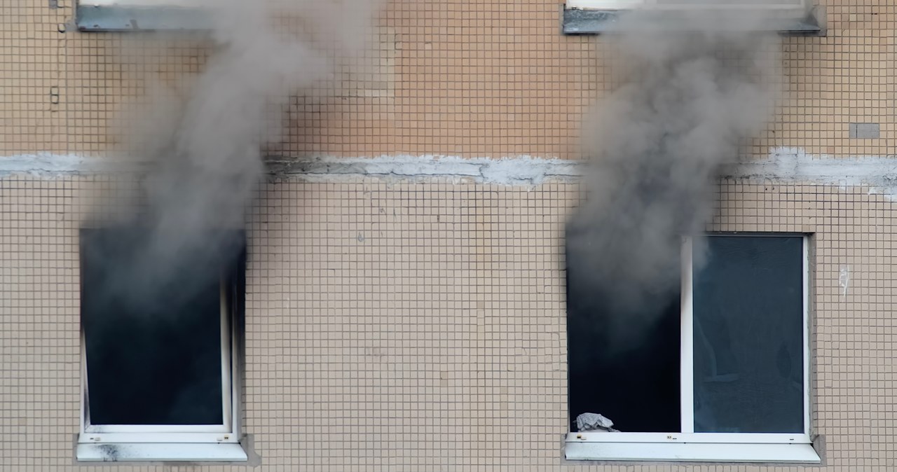 Policjanci pierwsi na miejscu. Uratowali człowieka z pożaru