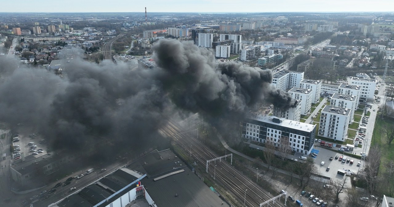 Pożar na dachu nowego bloku w Lublinie. Dym widać z dużej odległości