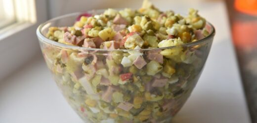 Jak zrobić sałatkę warstwową na Wielkanoc? Takie połączenie smaków konkurencją dla jarzynowej