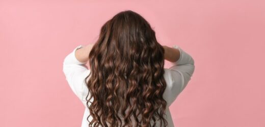 Strawberry brunette. Truskawkowo-czekoladowa koloryzacja to hit na 2024 rok