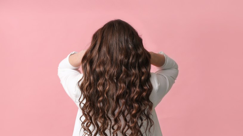 Strawberry brunette. Truskawkowo-czekoladowa koloryzacja to hit na 2024 rok