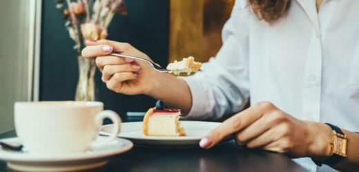 Jak nie przytyć w Wielkanoc? Tyle sernika lub makowca powoduje wzrost masy ciała o 1 kg