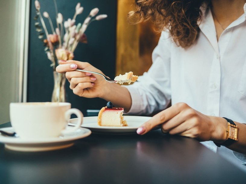 Jak nie przytyć w Wielkanoc? Tyle sernika lub makowca powoduje wzrost masy ciała o 1 kg