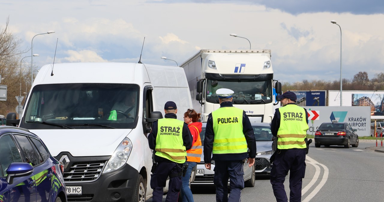 „Bezpieczny przejazd” przed świętami. „Pociąg nie jest w stanie zatrzymać się natychmiast”