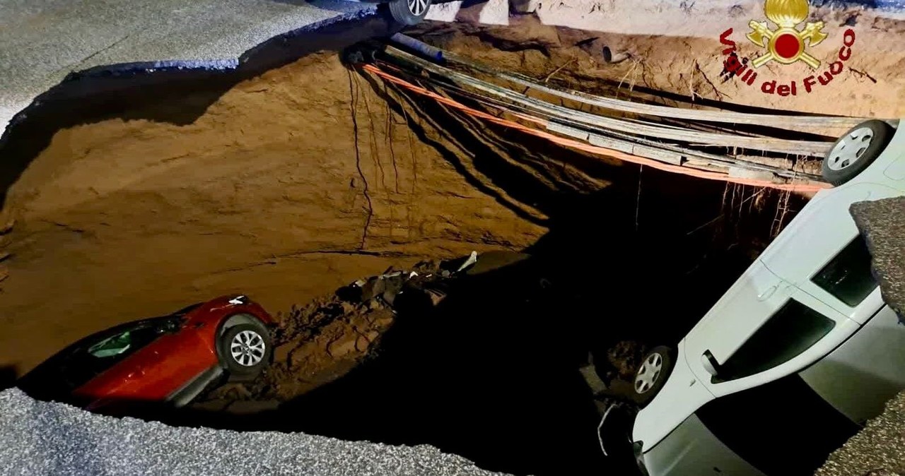 Rzym się zapada. Dwa auta wpadły do dziury na parkingu [NAGRANIA]