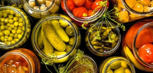 Zanim wypełnisz je przetworami, pozbądź się z nich uporczywego kleju i zapachu