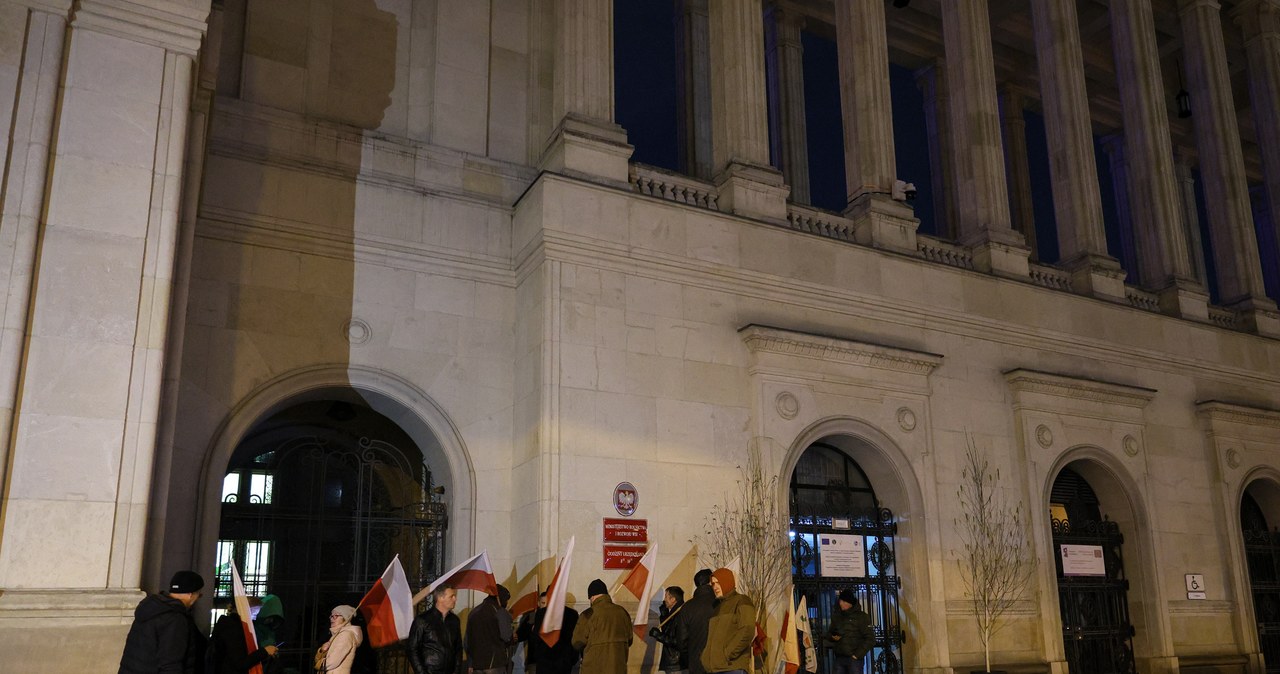 Protestujący spędzili noc w resorcie rolnictwa. Obszański: Czekamy na pana premiera