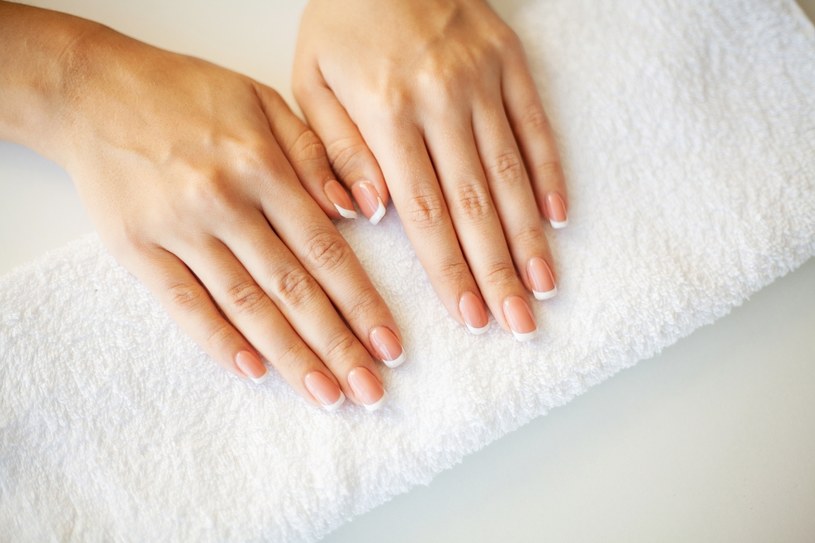 „Cowgirl copper nails” to hit wśród manicurzystek. Zapomnij o panterce i frenchu