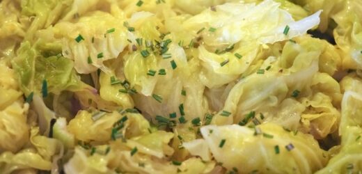 Pełnia wiosennego smaku na talerzu. Smakowita młoda kapusta z dużą ilością koperku