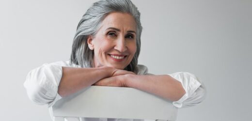 Grey bob, czyli fryzura, dzięki której pokochasz srebrne pasma. Jak ją nosić?