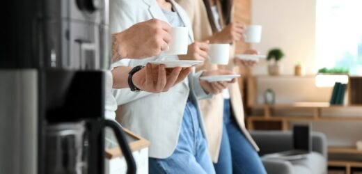 Pamiętaj o szczypcie do porannej kawy. Wspomożesz pracę mózgu, bez trudu zgubisz boczki