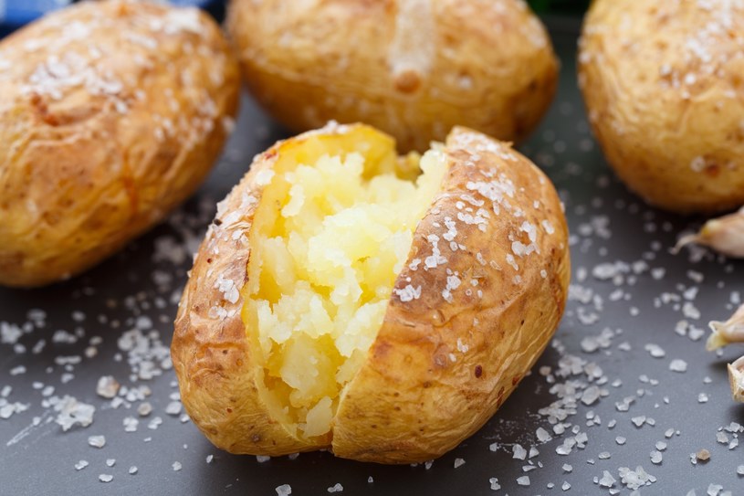 Pieczone ziemniaki jak z ogniska. Zrobisz je w domu