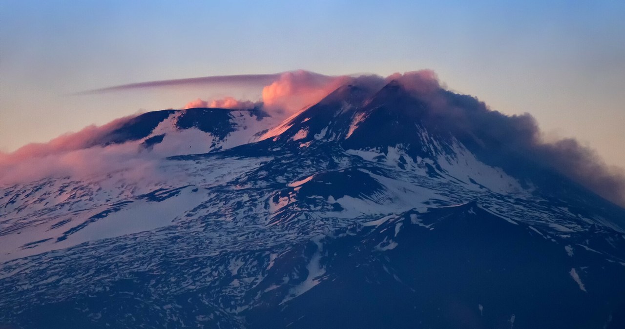 Etna daje show. Niezwykłe pierścienie gazowe na niebie