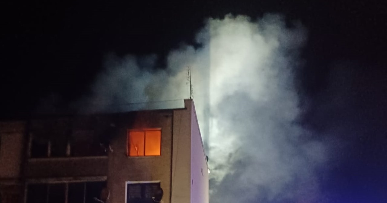 Nocny pożar mieszkania koło Działdowa. 49-latek musiał skakać z okna