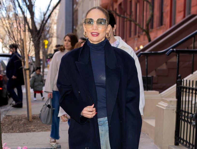 Jennifer Lopez pokochała styl dirty denim. To nowy modowy hit?